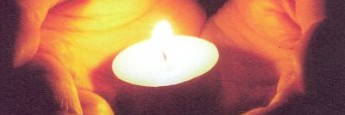 Rorate-Messe, geöffnete Hände mit Teelicht